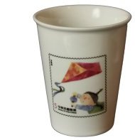 Porzellan Becher: Maedchen beim Drachensteigen /
                  Porcelain Cup: Girl Flying a Kite